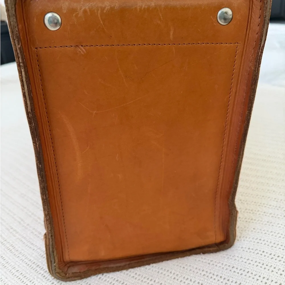 Elegant vintage pegasus Tan Leather suitcase